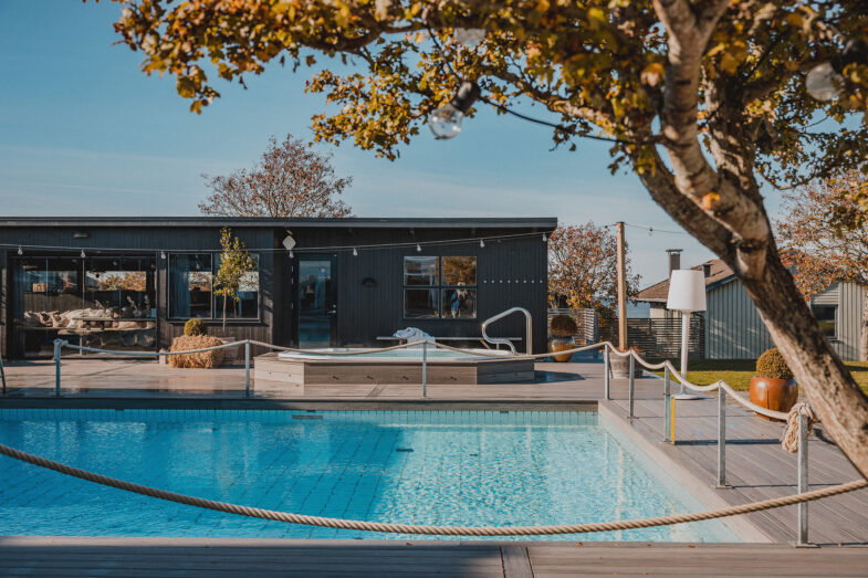 Utomhuspool och bastuhus i höstfärger