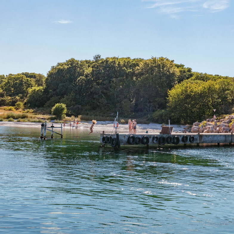 Människor som badar vid strand på Hallands Väderö