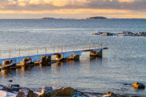 Morgonbryggan i vintermiljö med havet och Vingaskär i bakgrunden.