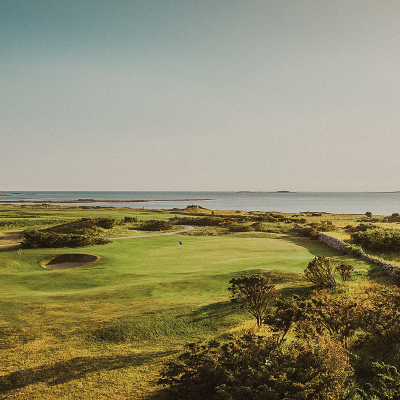 Flygbild på golfbana vid havet